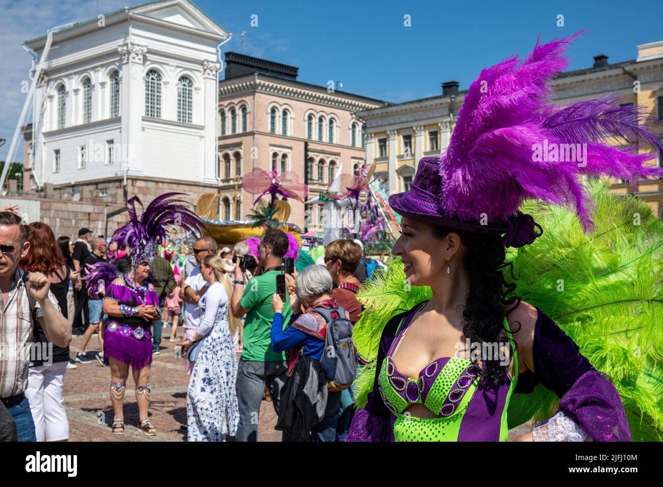 Helsinki Samba Carnaval interprete indossando un costume in piuma in Piazza del Senato prima della sfilata di Helsinki, Finlandia Foto Stock