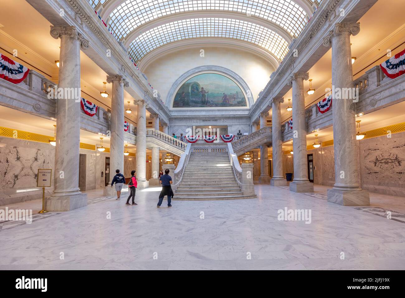 Salt Lake City, Utah - 28 maggio 2022: Grande scala di marmo che conduce alla Camera della Camera dello Utah state Capitol Building su Capitol Hill a Salt la Foto Stock