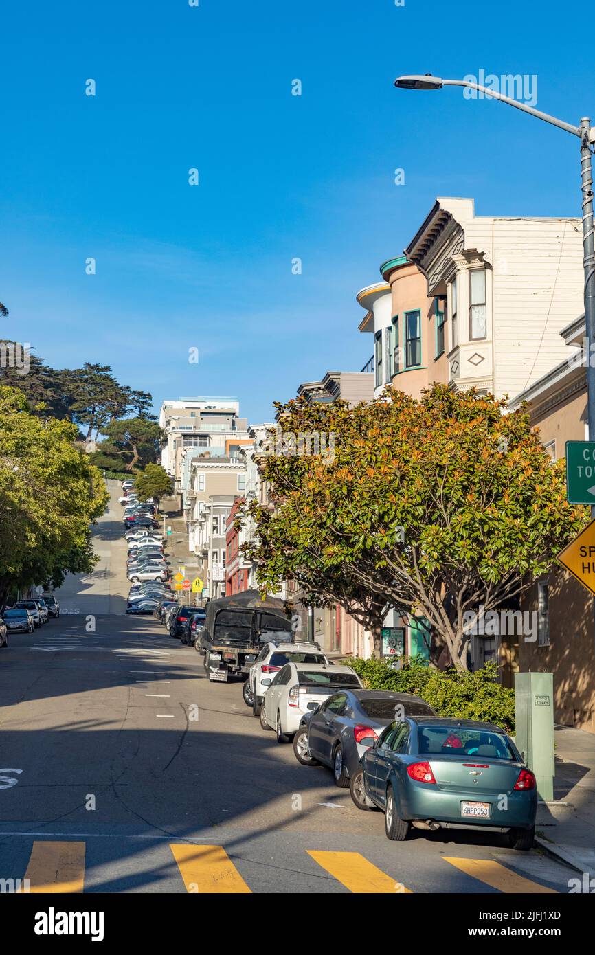 San Francisco, USA - 18 maggio 2022: Vecchie case nel centro di San Francisco in luce brillante. Foto Stock