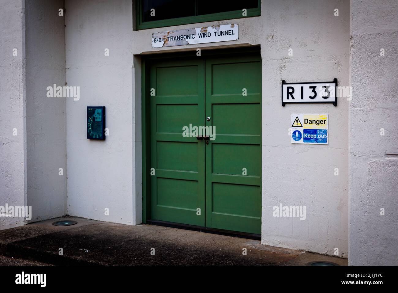 Ingresso all'edificio che ospita il tunnel del vento transonico (R133). Foto Stock