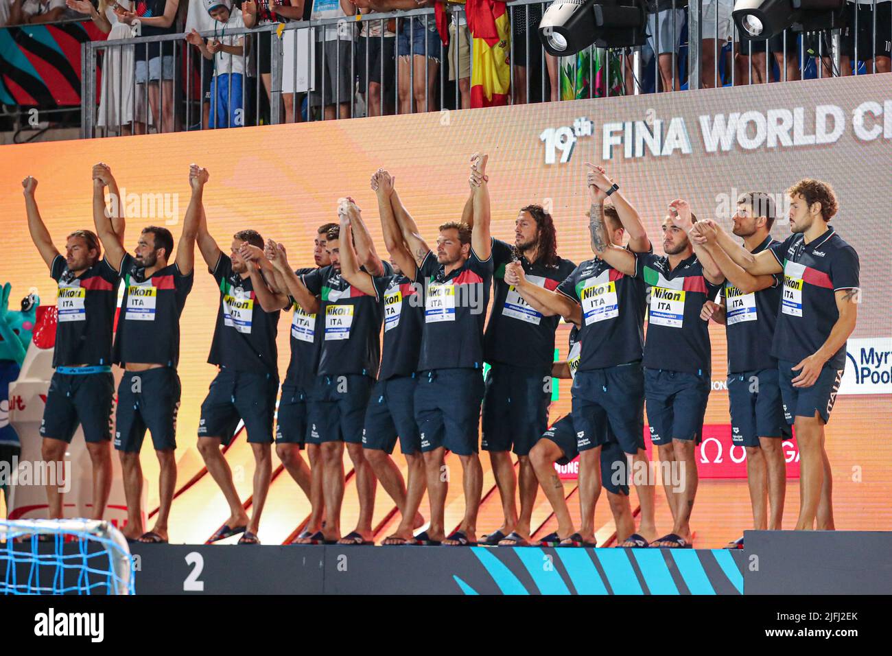 BUDAPEST, UNGHERIA - LUGLIO 3: Portiere Marco del lungo d'Italia, Francesco di Fulvio d'Italia, Luca Damonte d'Italia, Matteo Iocchi Gratta d'Italia, Andrea Fondelli d'Italia, Giacomo Cannella d'Italia, Luca Marziali d'Italia, Gonzalo Echenique d'Italia, Nicola Presciutti d'Italia, Lorenzo Bruni d'Italia, Edoardo di somma d'Italia, Vincenzo Dolce d'Italia, portiere Gianmarco Nicosia d'Italia festeggia dopo aver vinto la medaglia d'argento durante i Campionati Mondiali FINA di Budapest 2022 cerimonia Medaglia al complesso di nuoto Alfred Hajos il 3 luglio 2022 a Budapest, Ungheria (Foto di Albert ten Hove/ Foto Stock