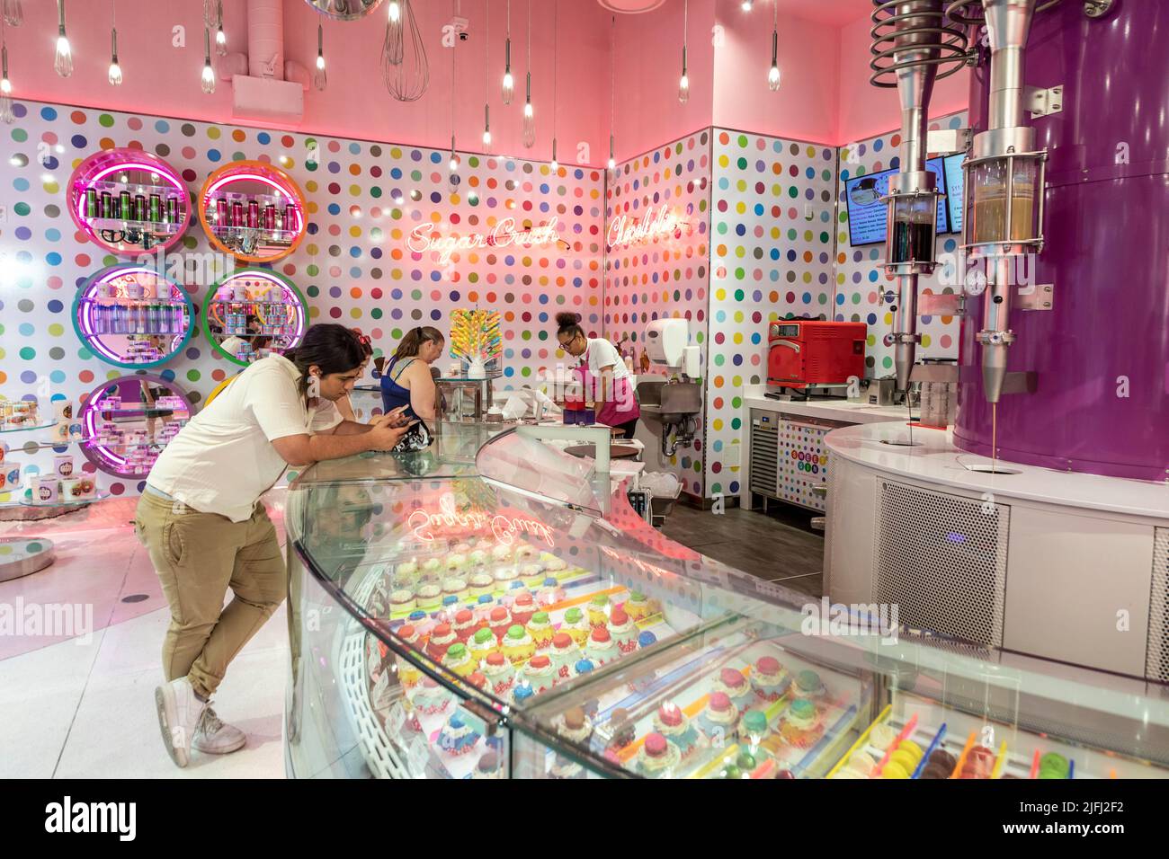 Las Vegas, USA - 24 maggio 2022: Le persone godono l'acquisto di caramelle e dolci in un negozio di dolci dipinti di rosa presso la Strip di Las Vegas. Foto Stock