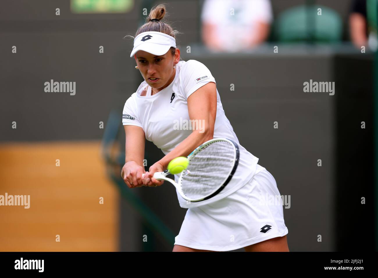 Londra, Regno Unito. 3rd luglio 2022, All England Lawn Tennis and Croquet Club, Londra, Inghilterra; torneo di Wimbledon Tennis; Elise Mertens gioca un backhand a Ons Jabeur nei singoli Ladies Credit: Action Plus Sports Images/Alamy Live News Foto Stock