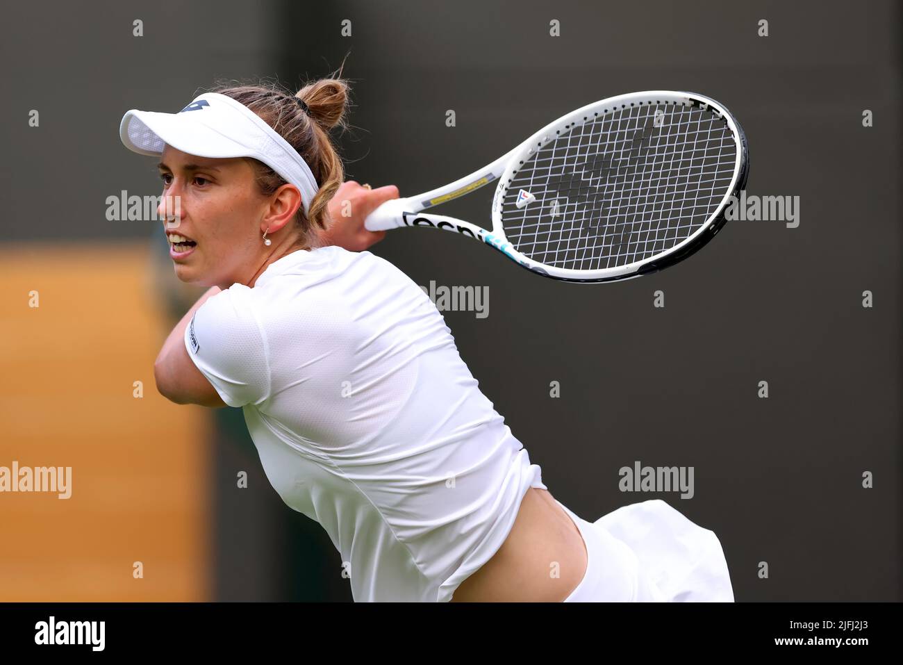 Londra, Regno Unito. 3rd luglio 2022, All England Lawn Tennis and Croquet Club, Londra, Inghilterra; torneo di Wimbledon Tennis; Elise Mertens gioca un backhand a Ons Jabeur nei singoli Ladies Credit: Action Plus Sports Images/Alamy Live News Foto Stock