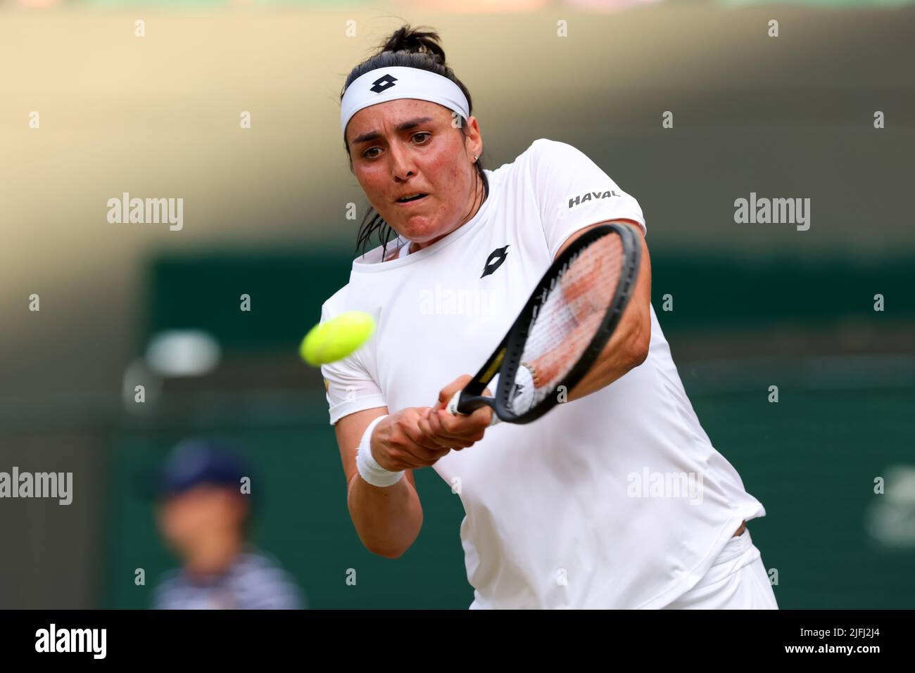 Londra, Regno Unito. 3rd luglio 2022, All England Lawn Tennis and Croquet Club, Londra, Inghilterra; torneo di Wimbledon Tennis; Ons Jabeur gioca una mano a Elise Mertens nei singoli Ladies Credit: Action Plus Sports Images/Alamy Live News Foto Stock