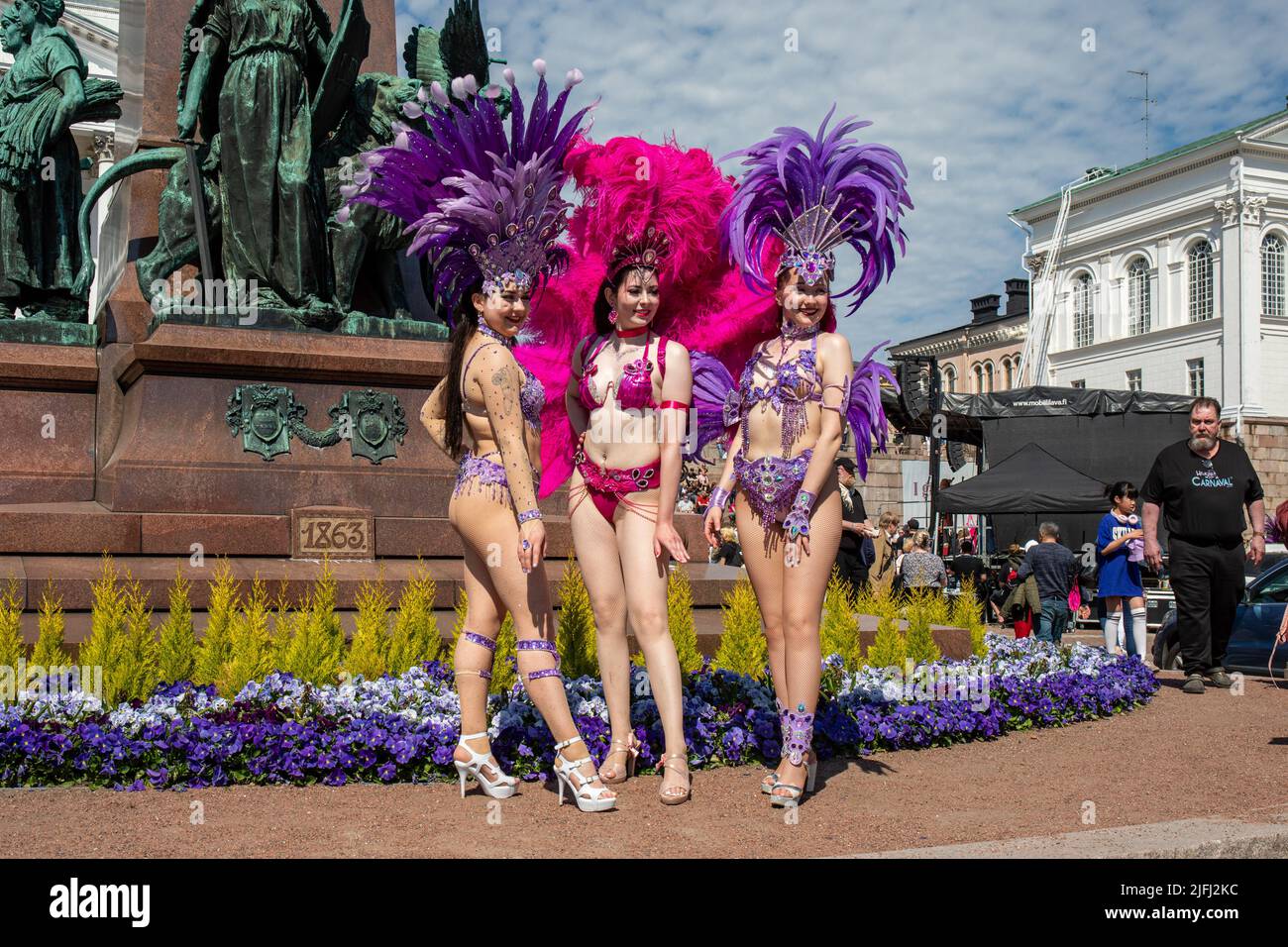 Ballerini del Carnevale di Samba o artisti in costumi pronti per la sfilata navale di Helsinki Samba in Piazza del Senato, Helsinki, Finlandia Foto Stock