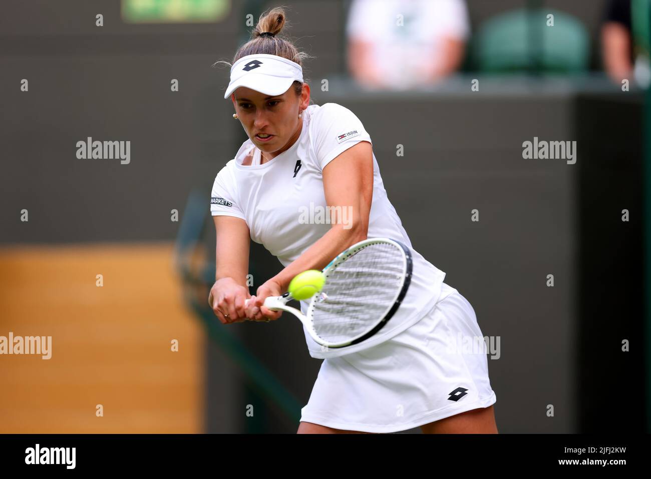 Londra, Regno Unito. 3rd luglio 2022, All England Lawn Tennis and Croquet Club, Londra, Inghilterra; torneo di Wimbledon Tennis; Elise Mertens gioca un backhand a Ons Jabeur nei singoli Ladies Credit: Action Plus Sports Images/Alamy Live News Foto Stock