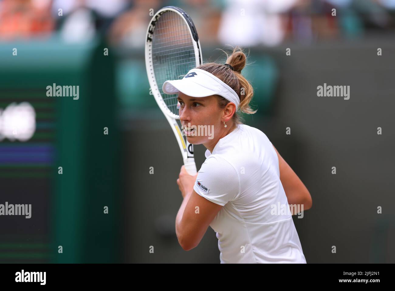 Londra, Regno Unito. 3rd luglio 2022, All England Lawn Tennis and Croquet Club, Londra, Inghilterra; torneo di Wimbledon Tennis; Elise Mertens gioca un backhand a Ons Jabeur nei singoli Ladies Credit: Action Plus Sports Images/Alamy Live News Foto Stock