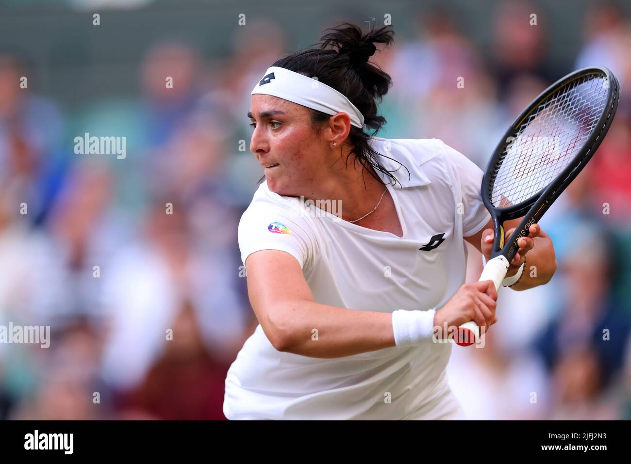 Londra, Regno Unito. 3rd luglio 2022, All England Lawn Tennis and Croquet Club, Londra, Inghilterra; torneo di Wimbledon Tennis; Ons Jabeur gioca una mano a Elise Mertens nei singoli Ladies Credit: Action Plus Sports Images/Alamy Live News Foto Stock