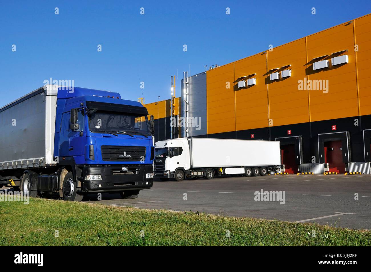 Moderno complesso logistico. Scarico di autocarri in un magazzino moderno. Foto Stock
