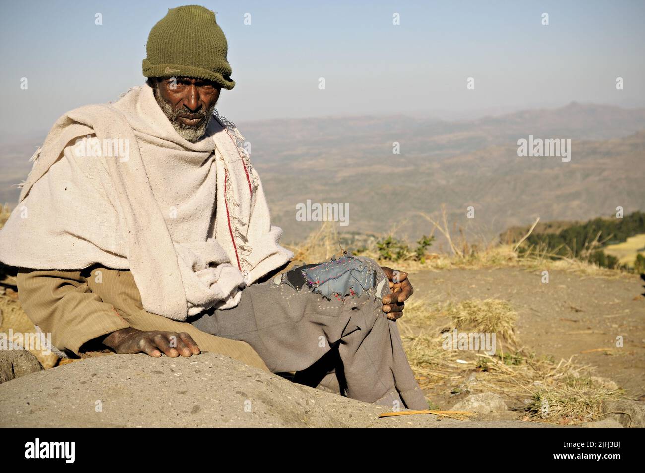 Vecchio seduto in cima al Monte Ashetan, Lalibela, Amhara Regione, Etiopia Foto Stock