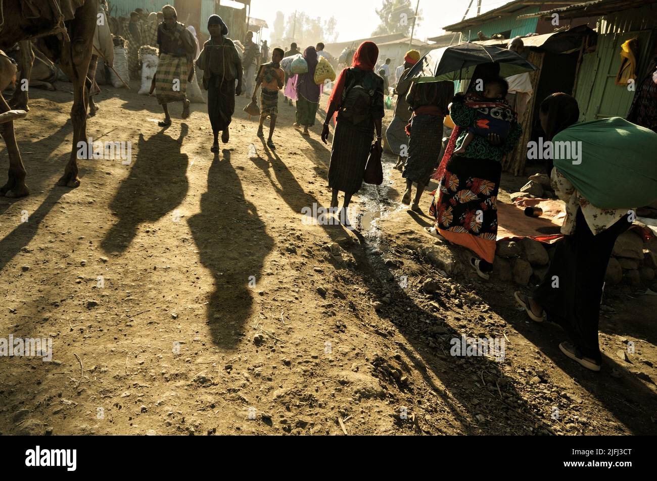 Persone e ombre al mercato di Bati, regione di Amhara, Etiopia Foto Stock
