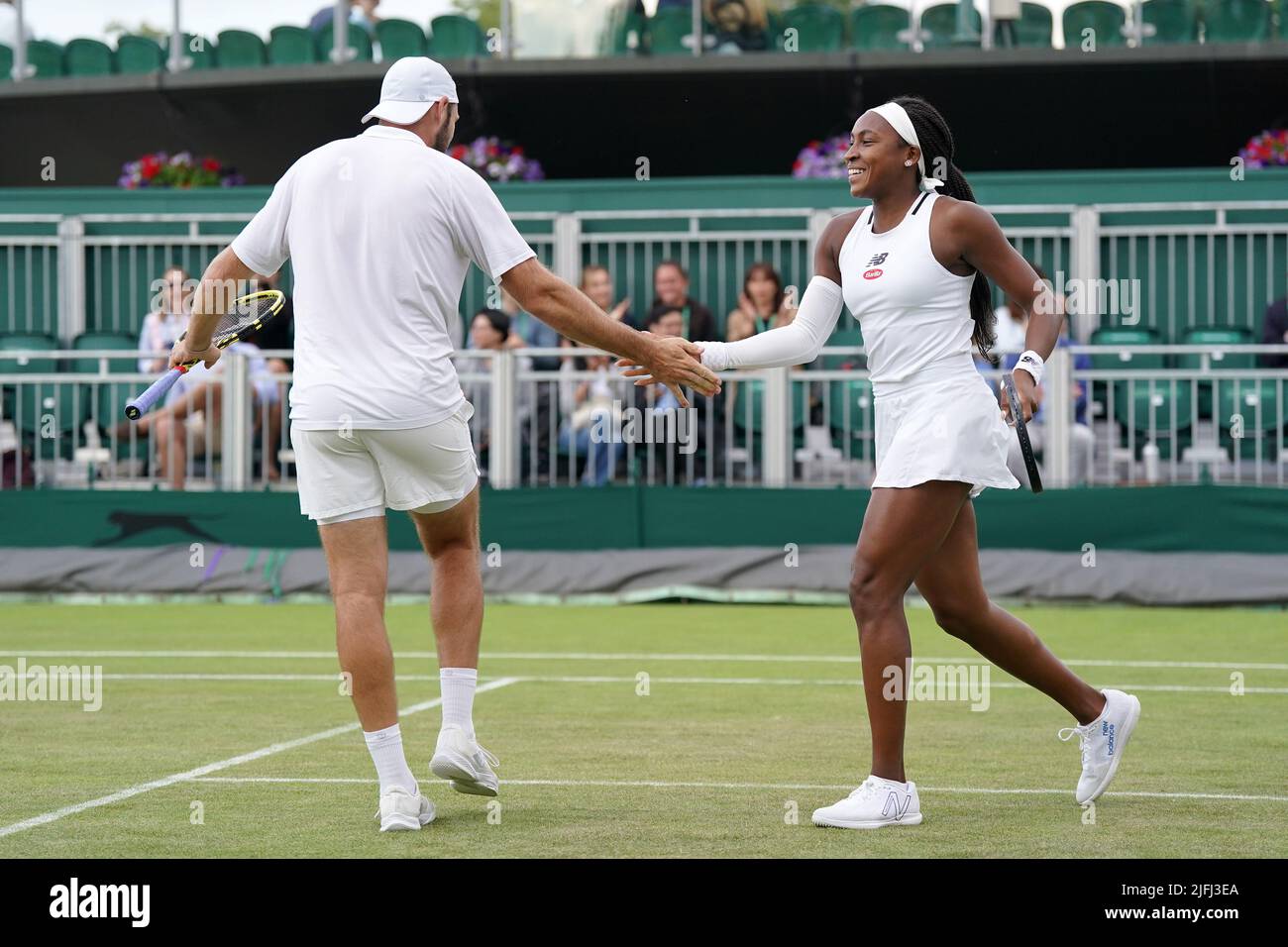 USA Coco Gauff e Jack sock in azione contro Nicolas Mahut in Francia e Shuai Zhang in Cina durante il giorno sette dei campionati di Wimbledon 2022 all'All England Lawn Tennis and Croquet Club, Wimbledon. Data foto: Domenica 3 luglio 2022. Foto Stock