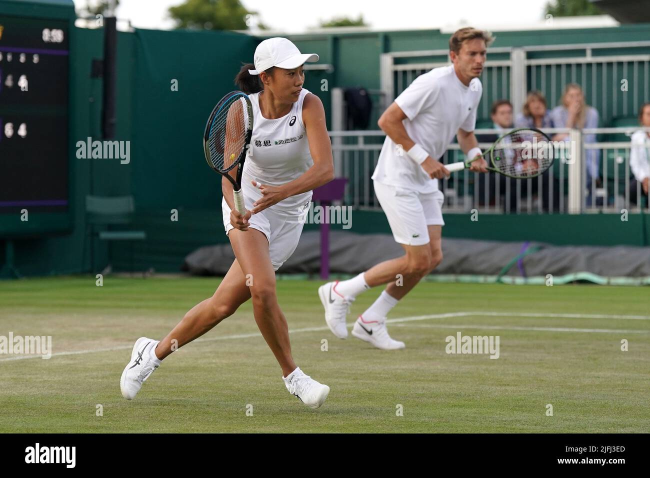 Nicolas Mahut in Francia e Shuai Zhang in Cina contro il Coco Gauff e il calzino Jack degli Stati Uniti durante il giorno sette dei campionati di Wimbledon 2022 all'All England Lawn Tennis and Croquet Club, Wimbledon. Data foto: Domenica 3 luglio 2022. Foto Stock
