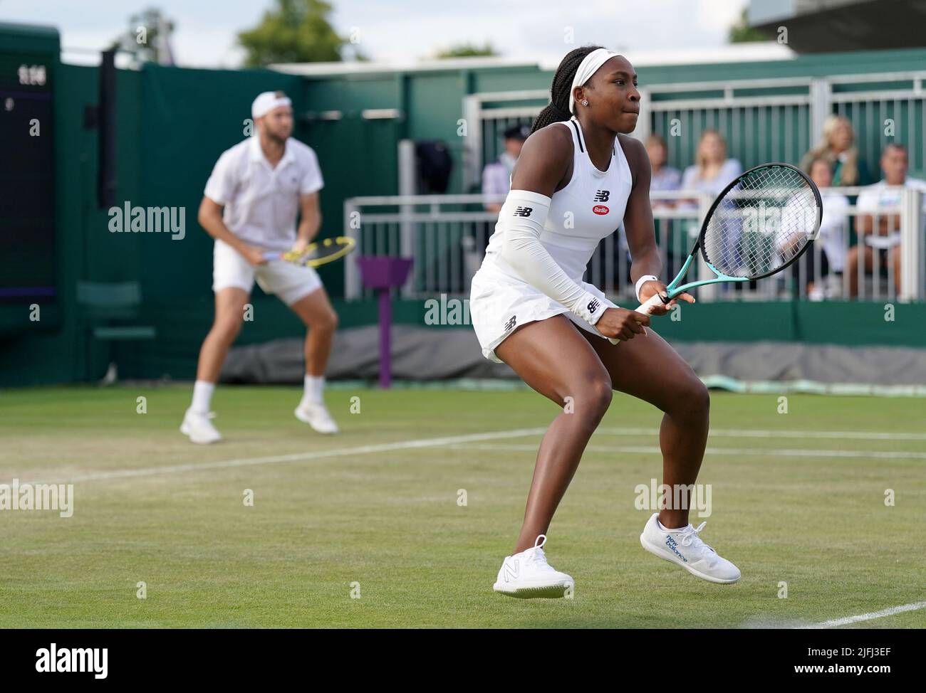 USA Coco Gauff e Jack sock in azione contro Nicolas Mahut in Francia e Shuai Zhang in Cina durante il giorno sette dei campionati di Wimbledon 2022 all'All England Lawn Tennis and Croquet Club, Wimbledon. Data foto: Domenica 3 luglio 2022. Foto Stock