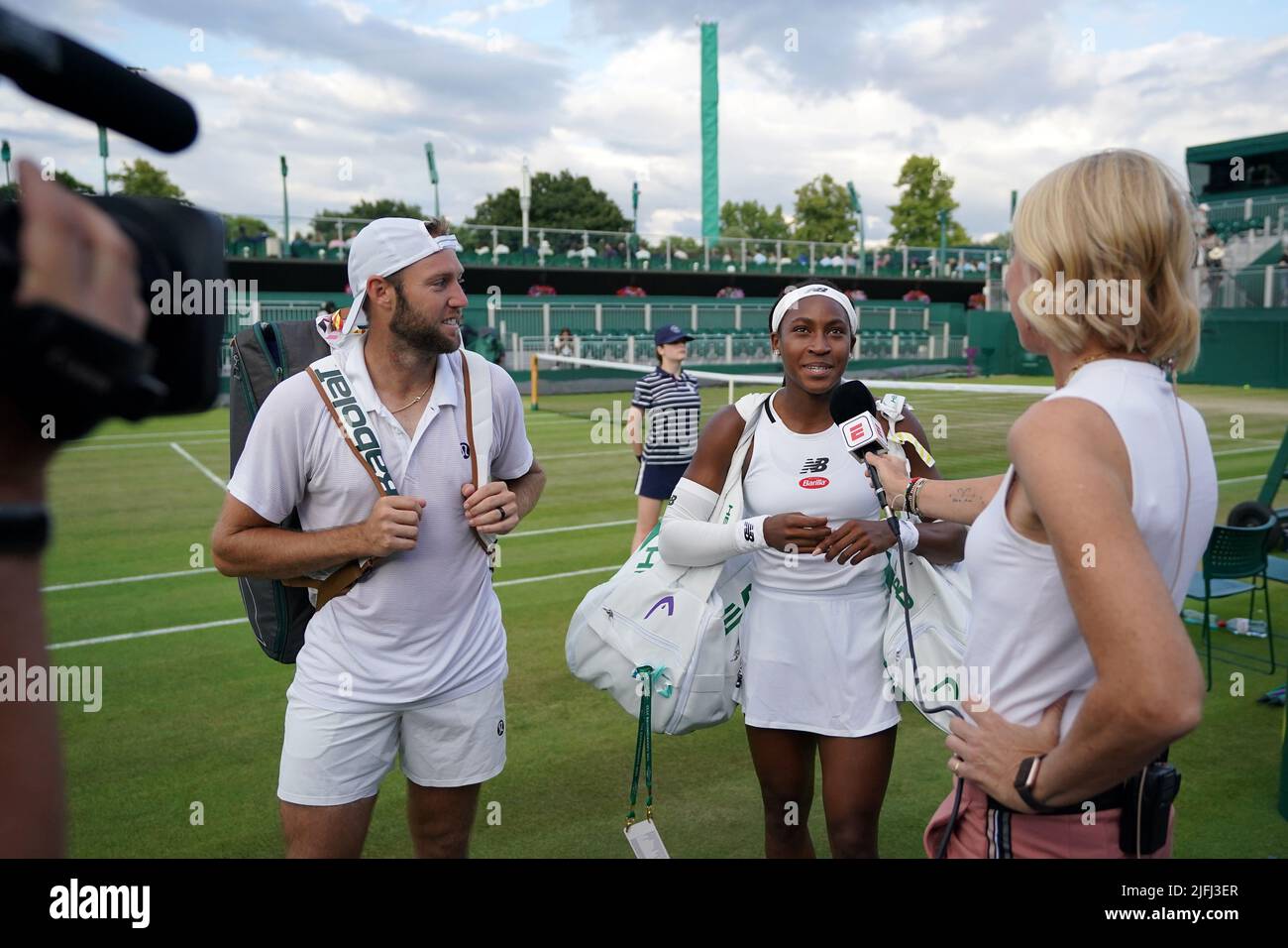 Il Coco Gauff degli Stati Uniti con Jack sock dopo la loro partita doppia mista contro Nicolas Mahut della Francia e Shuai Zhang della Cina durante il giorno sette dei campionati di Wimbledon 2022 all'All England Lawn Tennis and Croquet Club, Wimbledon. Data foto: Domenica 3 luglio 2022. Foto Stock