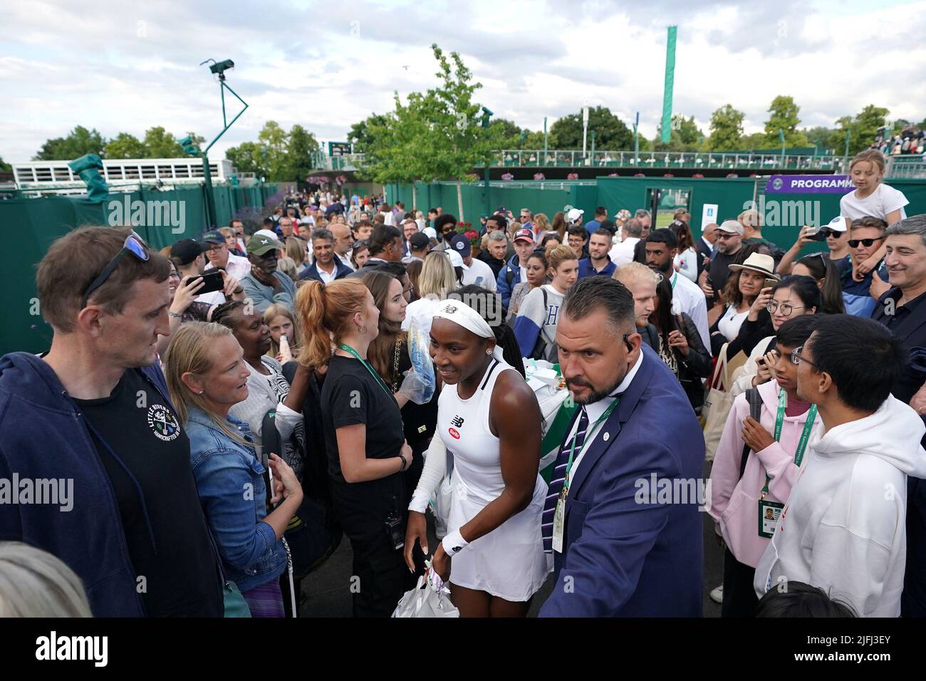Il Coco Gauff degli Stati Uniti dopo la sua partita doppia mista con Jack sock contro Nicolas Mahut della Francia e Shuai Zhang della Cina durante il giorno sette dei campionati di Wimbledon 2022 all'All England Lawn Tennis and Croquet Club, Wimbledon. Data foto: Domenica 3 luglio 2022. Foto Stock