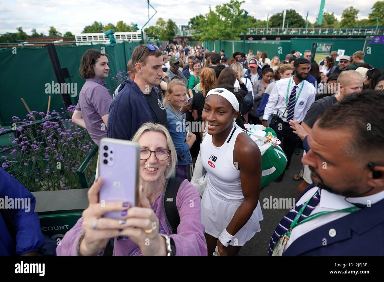 Il Coco Gauff degli Stati Uniti dopo la sua partita doppia mista con Jack sock contro Nicolas Mahut della Francia e Shuai Zhang della Cina durante il giorno sette dei campionati di Wimbledon 2022 all'All England Lawn Tennis and Croquet Club, Wimbledon. Data foto: Domenica 3 luglio 2022. Foto Stock