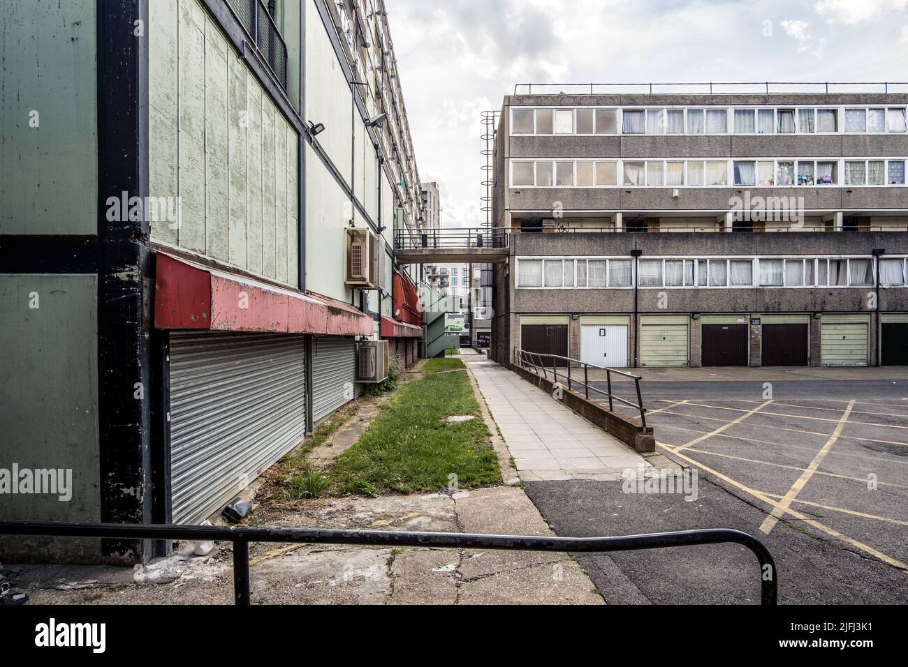 Appartamenti del Consiglio nella tenuta di alloggiamento di Aylesbury a Walworth, Londra del sud, Inghilterra, Regno Unito. Foto Stock