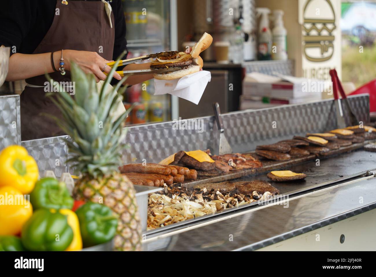 Cibo caldo (fast food) che vende cheeseburgers appena cucinati Foto Stock