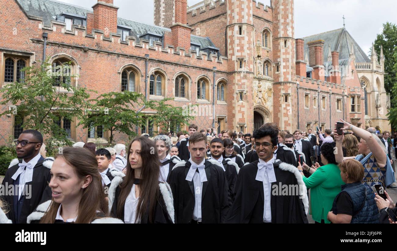 I laureati di Cambridge del Trinity College lasciano il loro collegio per partecipare alla cerimonia di laurea questa mattina alla Camera del Senato. Immagine scattata il 29th giugno Foto Stock