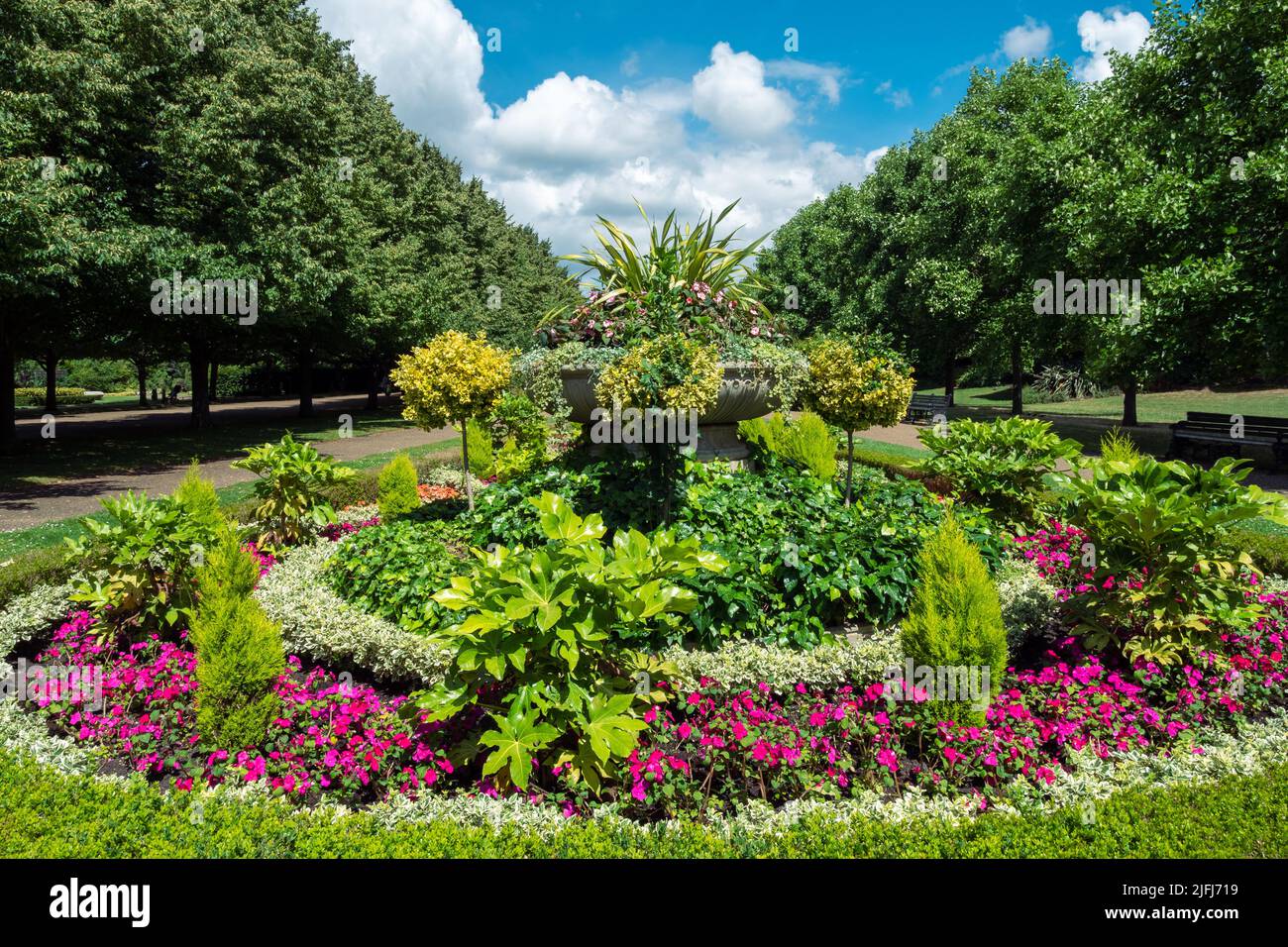 Fresco paesaggio primaverile e fiori progettati nel famoso Regents Park di Londra Foto Stock