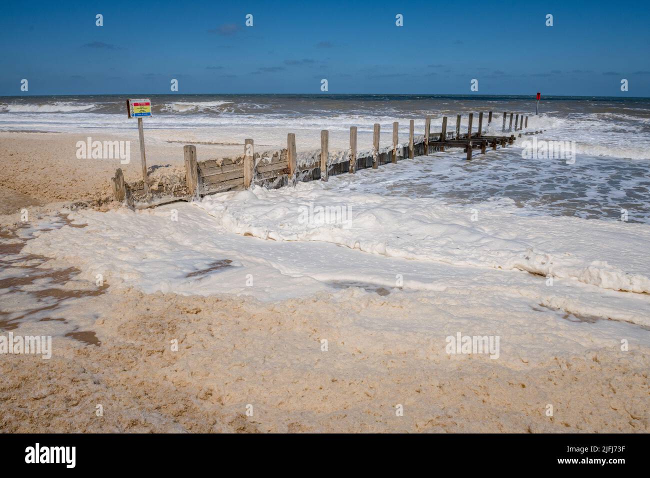 Schiuma di mare, schiuma di mare, schiuma di spiaggia, o spume è un tipo di schiuma creata dall'agitazione di acqua di mare, sulla spiaggia a Horsey, Norfolk, Inghilterra. Foto Stock