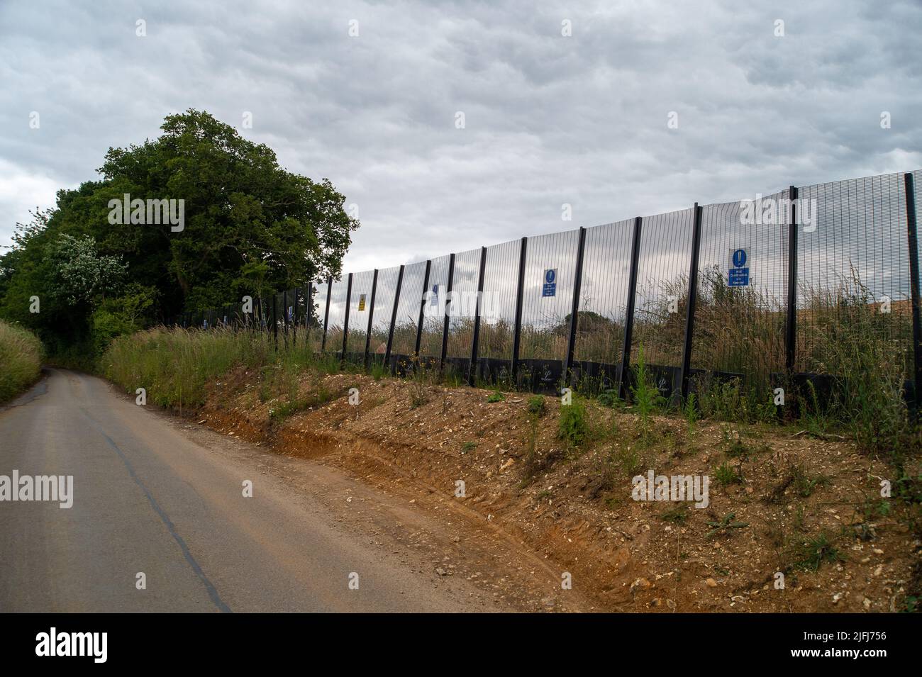 Wendover, Buckinghamshire, Regno Unito. 1st luglio 2022. Una campagna da parte dei residenti locali continua a salvare il Leather Lane Oaks da ulteriore abbattimento entro il HS2. Leather Lane è un antico holloway e un importante corridoio pipistrello. HS2 hanno già distrutto un certo numero di alberi di quercia iconici per la loro strada di trasporto a Leather Lane, ma molti altri sono dovuti essere abbattuti entro il HS2 quando costruiscono un ponte per la High Speed Rail 2. Spostando il ponte a nord di Leather Lane molti alberi potrebbero essere salvati. Credit: Maureen McLean/Alamy Foto Stock