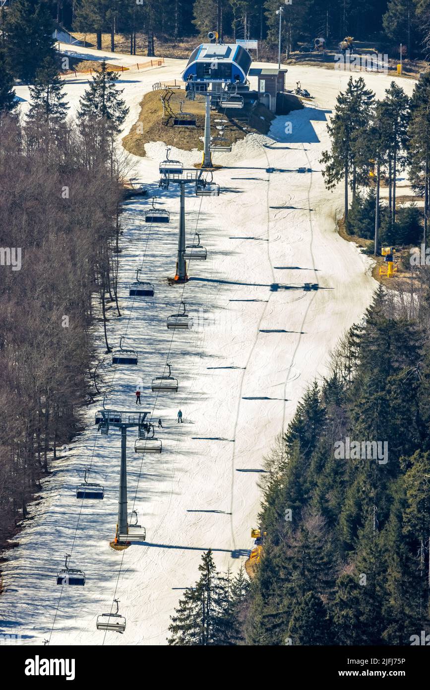 Vista aerea, pista da neve con seggiovia Brembergkopf 10, Winterberg, Sauerland, Renania settentrionale-Vestfalia, Germania, DE, Europa, fotografia aerea, aerea Foto Stock