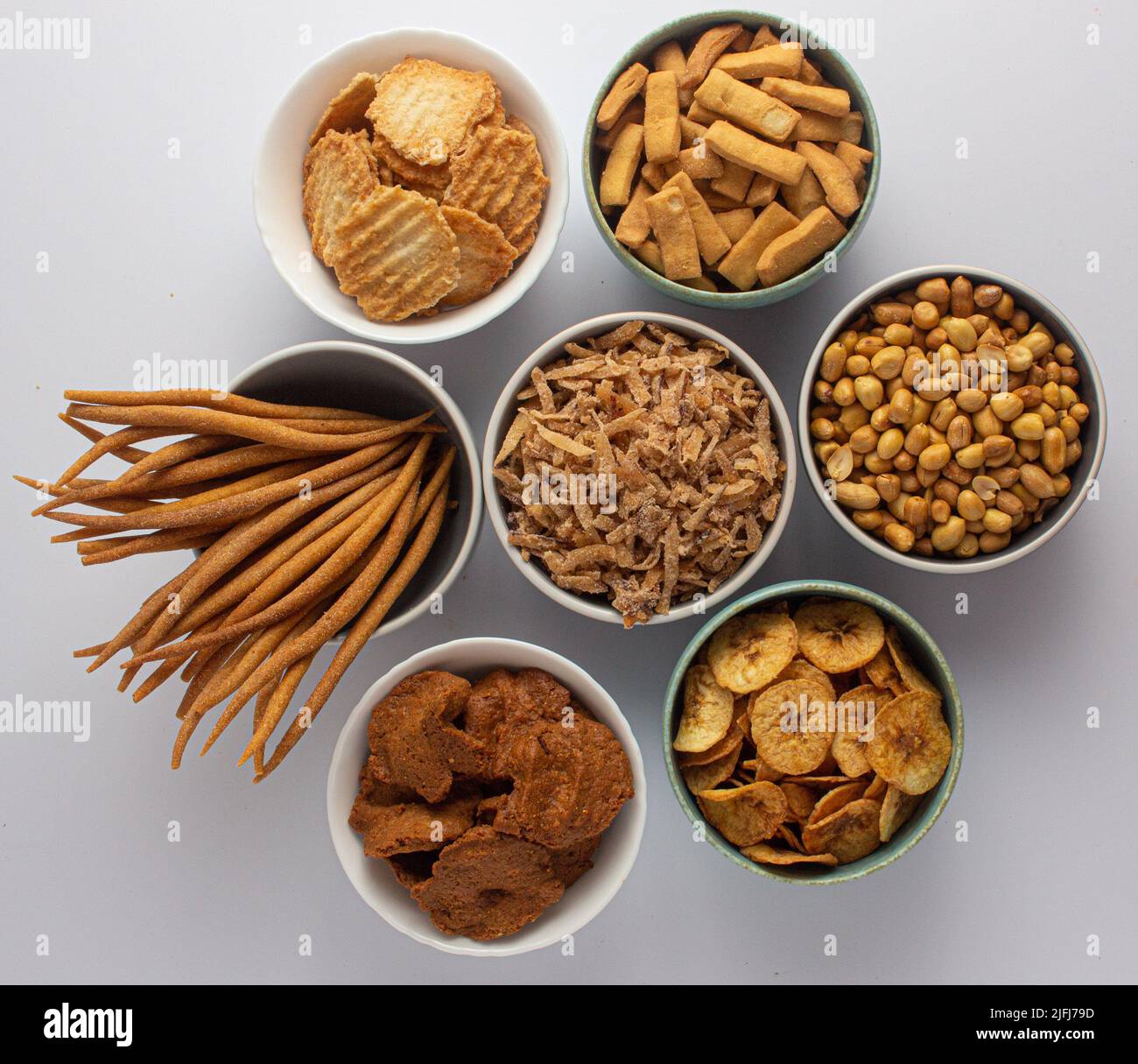 Una selezione di spuntini nigeriani - patatine, arachidi, kokoro, gurundi, mento, caramelle al cocco, kulikuli Foto Stock