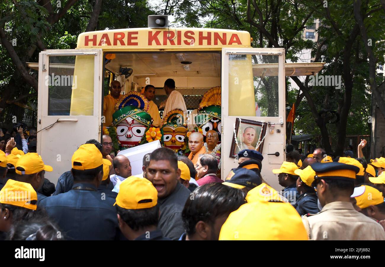 Mumbai, India. 03rd luglio 2022. Idoli visti in un camion durante il Rath Yatra (processione cariota) di Lord Jagannath. La processione di Lord Jagannath (Lord Krishna, suo fratello Balabhadra e sorella Subihadra) è effettuata con un carro decorato appositamente con gli idoli, tirato con una corda dai devoti che cantano e ballano durante la processione. Credit: SOPA Images Limited/Alamy Live News Foto Stock