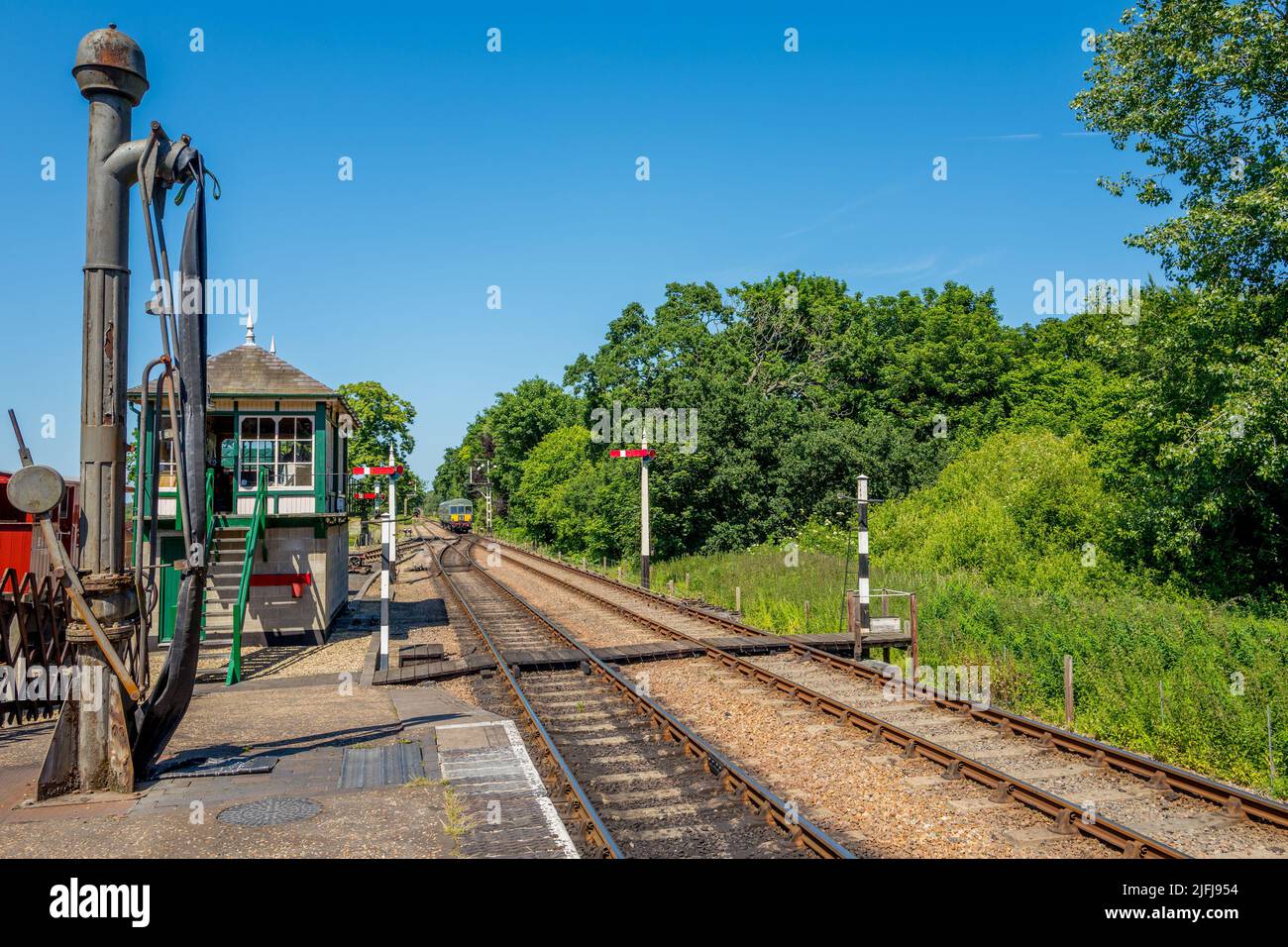 Le unità multiple diesel della classe 101 della British Rail, DMU, 51188/56352, «Heritage Railcar», gestite dalla North Norfolk Railway, si spingono verso la stazione ferroviaria Holt. Foto Stock