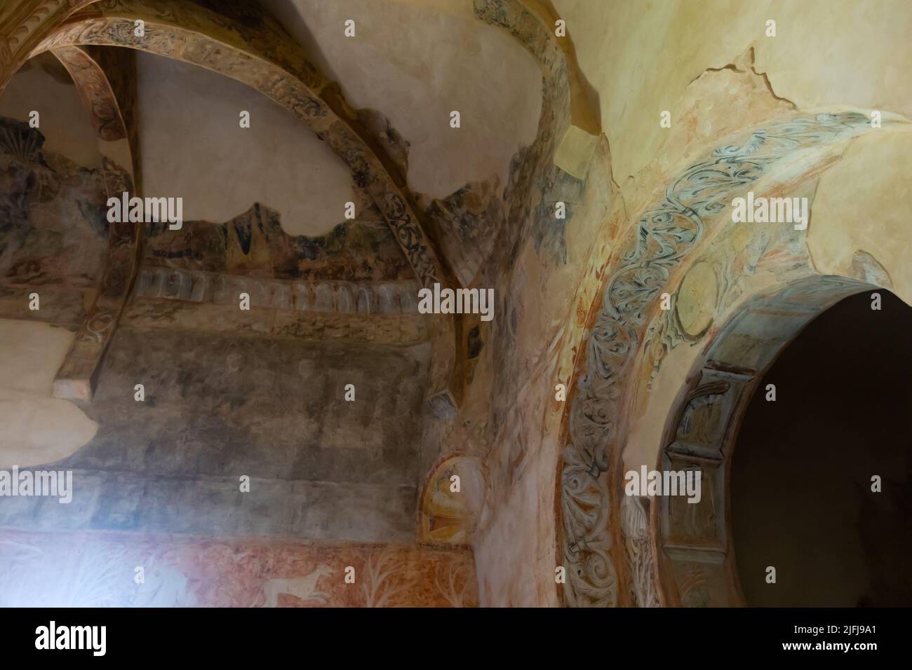 Interno dell'Eremo di San Baudelio de Berlanga con resti di antichi affreschi Foto Stock
