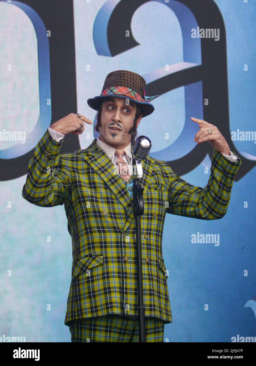 Sebastien Torkia nel ruolo di Mr Wormwood, esibendosi nel musical Matilda al West End Live in Trafalgar Square 2022. Foto Stock