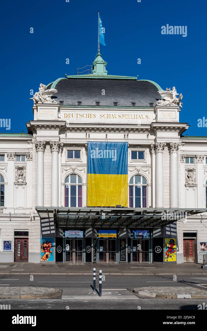 Amburgo, Germania - 05 03 2022: Vista dell'ingresso del teatro Deutsches Schauspielhaus con bandiera Ucraina Foto Stock