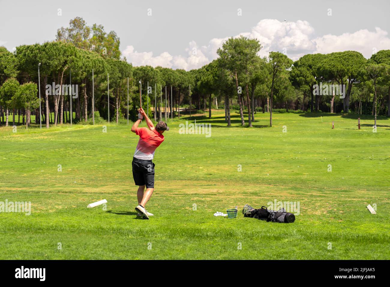 Giocatore di golf che si esercita sul campo da golf prima del torneo di golf Foto Stock