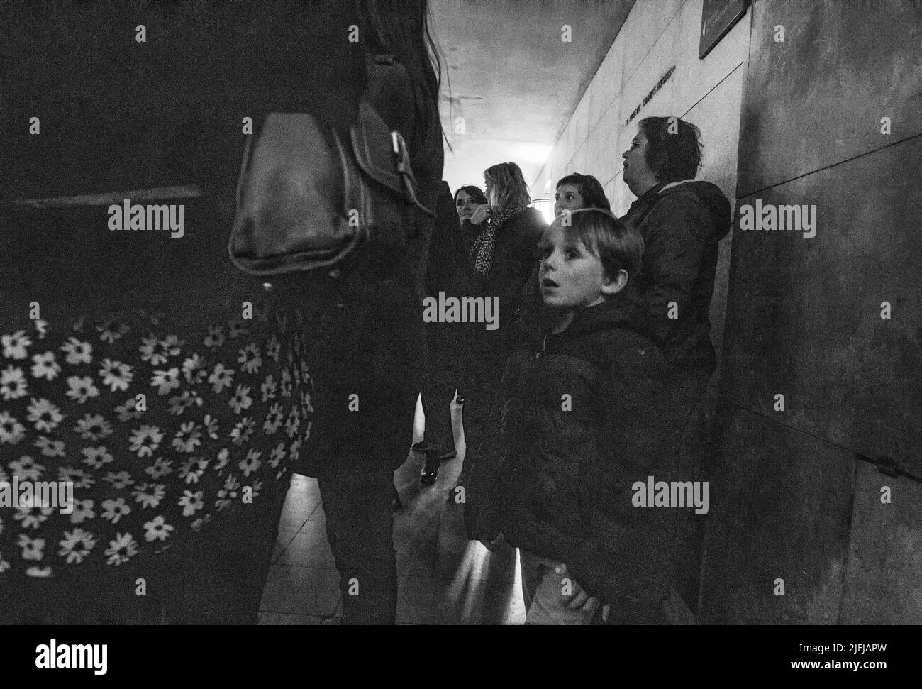 05-14-2016 Parigi . Persone in linea presso la piattaforma di osservazione dell'Arc de Triouf sottostante. Bianco e nero. Ragazzo carino circa 10 anni. Foto Stock