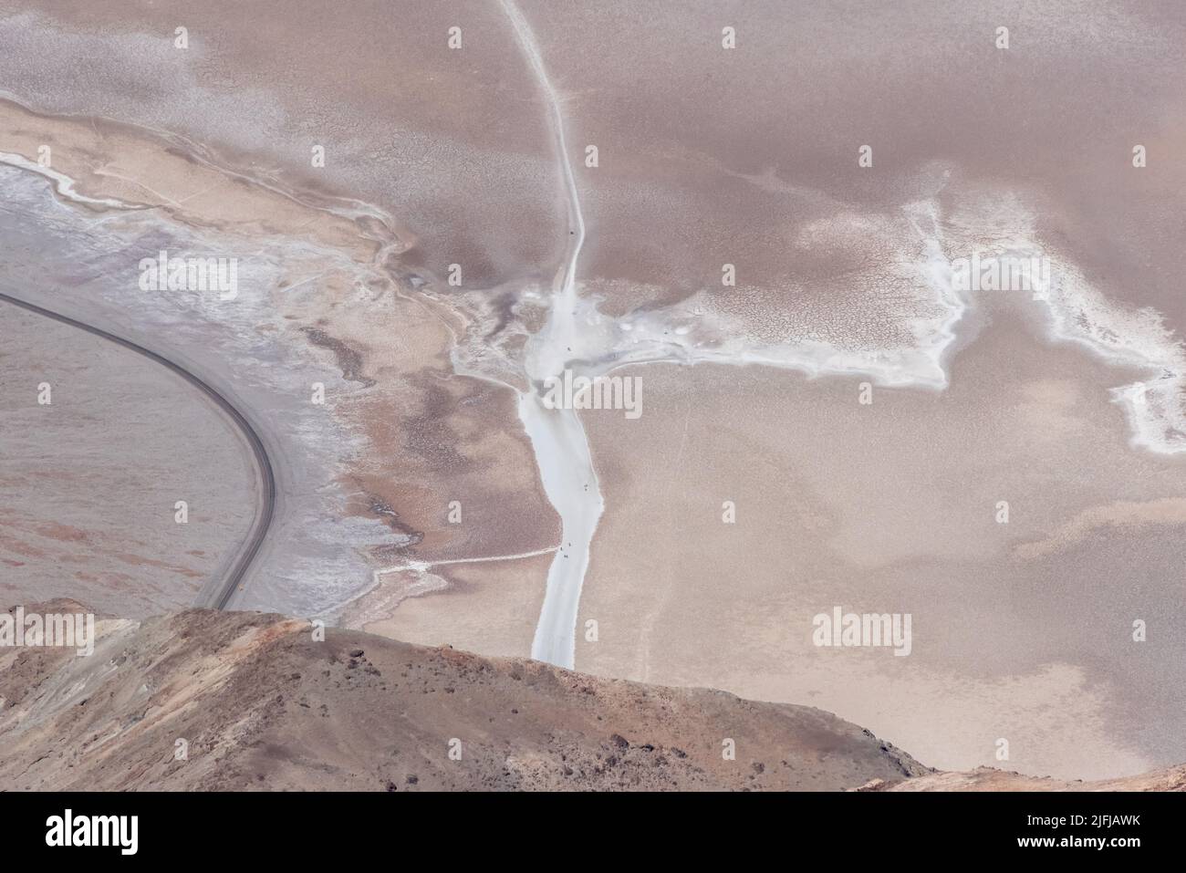 Guardando giù sul bacino di sale di Badwater da Dante's View e Peak in Death Valley National Park, una vista mozzafiato. Piccoli puntini su sale bianco sono persone. Foto Stock