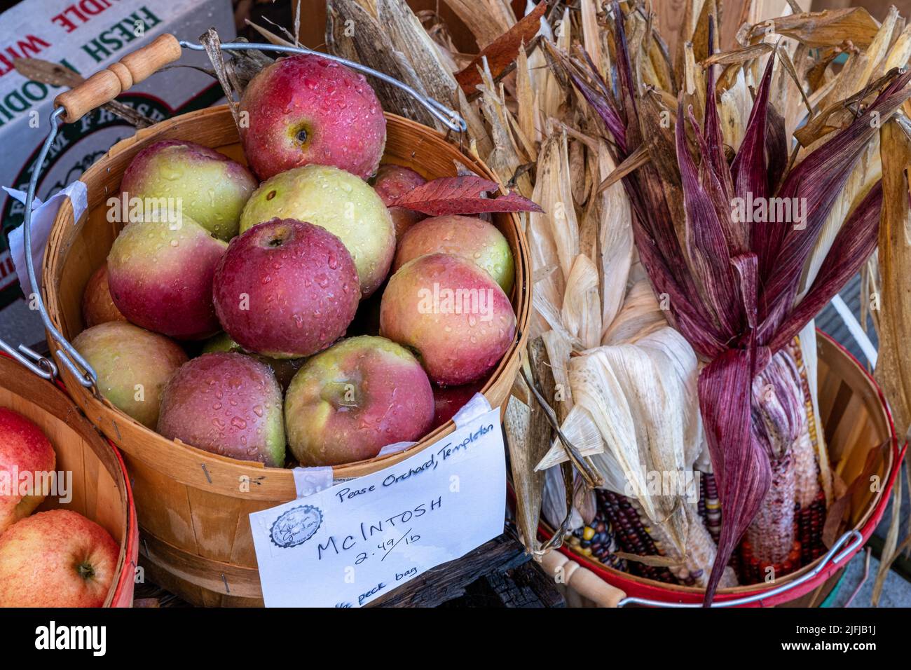 Mele in un cestino in un negozio di fattoria locale Foto Stock