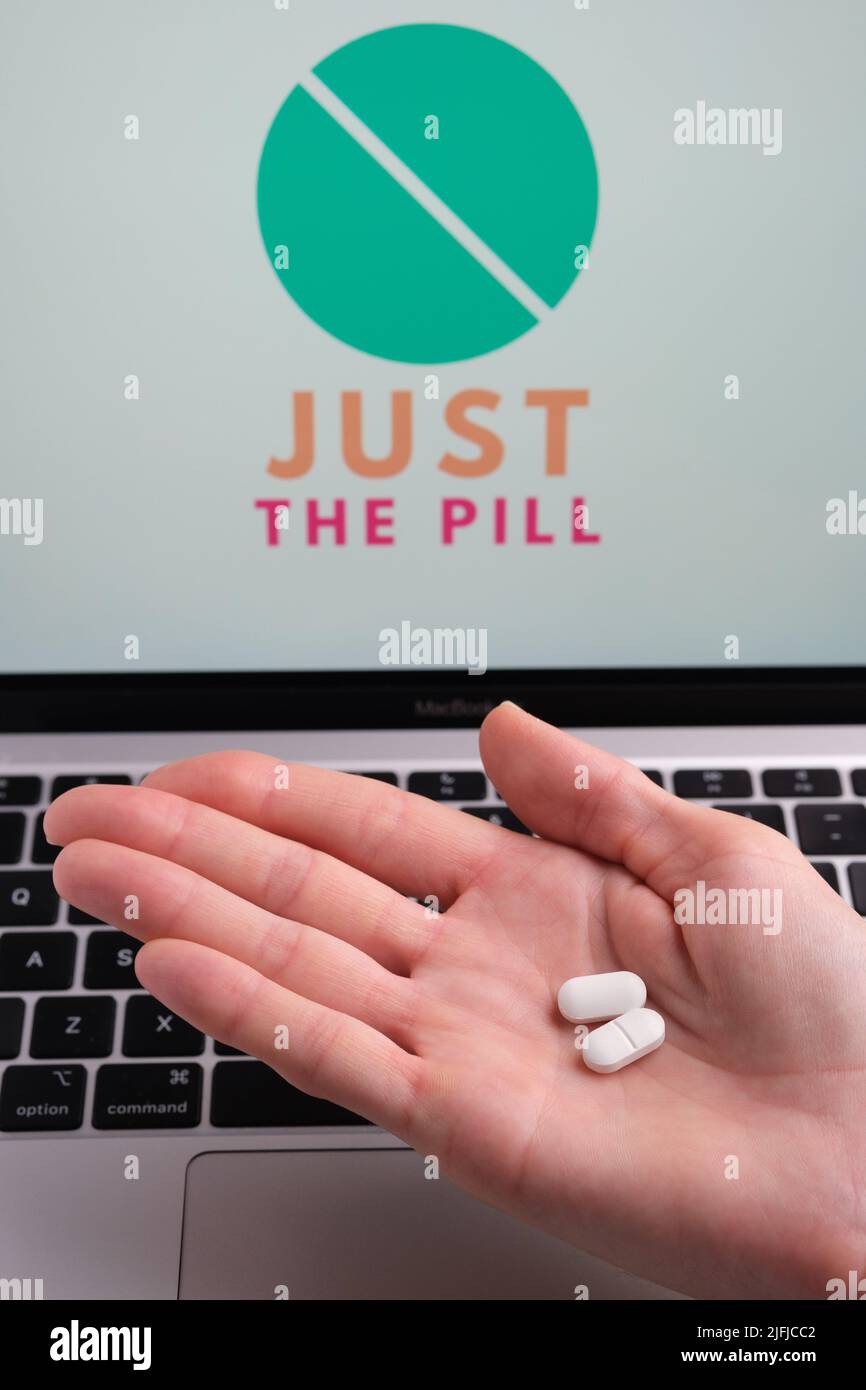 Pillole bianche e SOLO IL logo DELLA PILLOLA azienda su uno sfondo sfocato. Concetto per la piattaforma online di aborto telesanità. Stafford, Regno Unito, luglio 3, Foto Stock