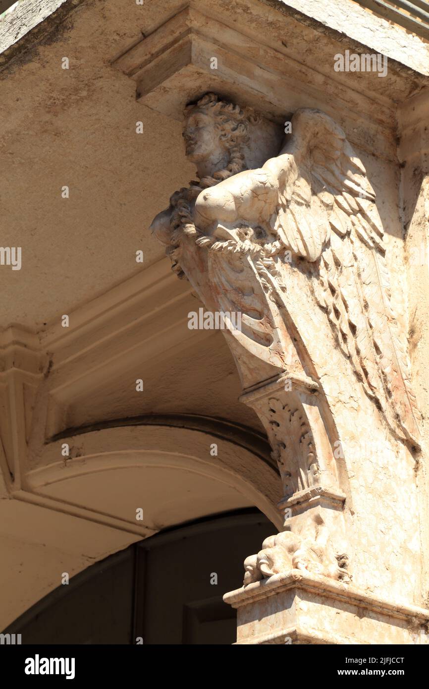Corbel, staffa per balcone scolpita. Mantova, Mantova Italia Foto Stock