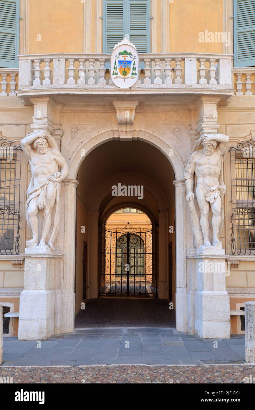 Statue di Ercole all'ingresso di Palazzo Bianchi. Congresso di Palazzo Bianchi, Mantova, Mantova Italia Foto Stock