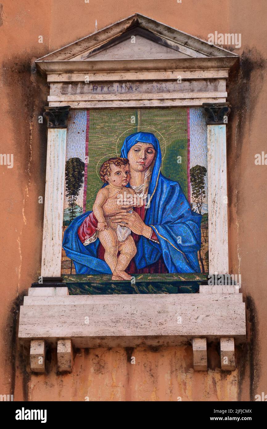 Madonna e il mosaico del bambino in una casa muro, Italia. Mosaico Madonna con Bambino Foto Stock