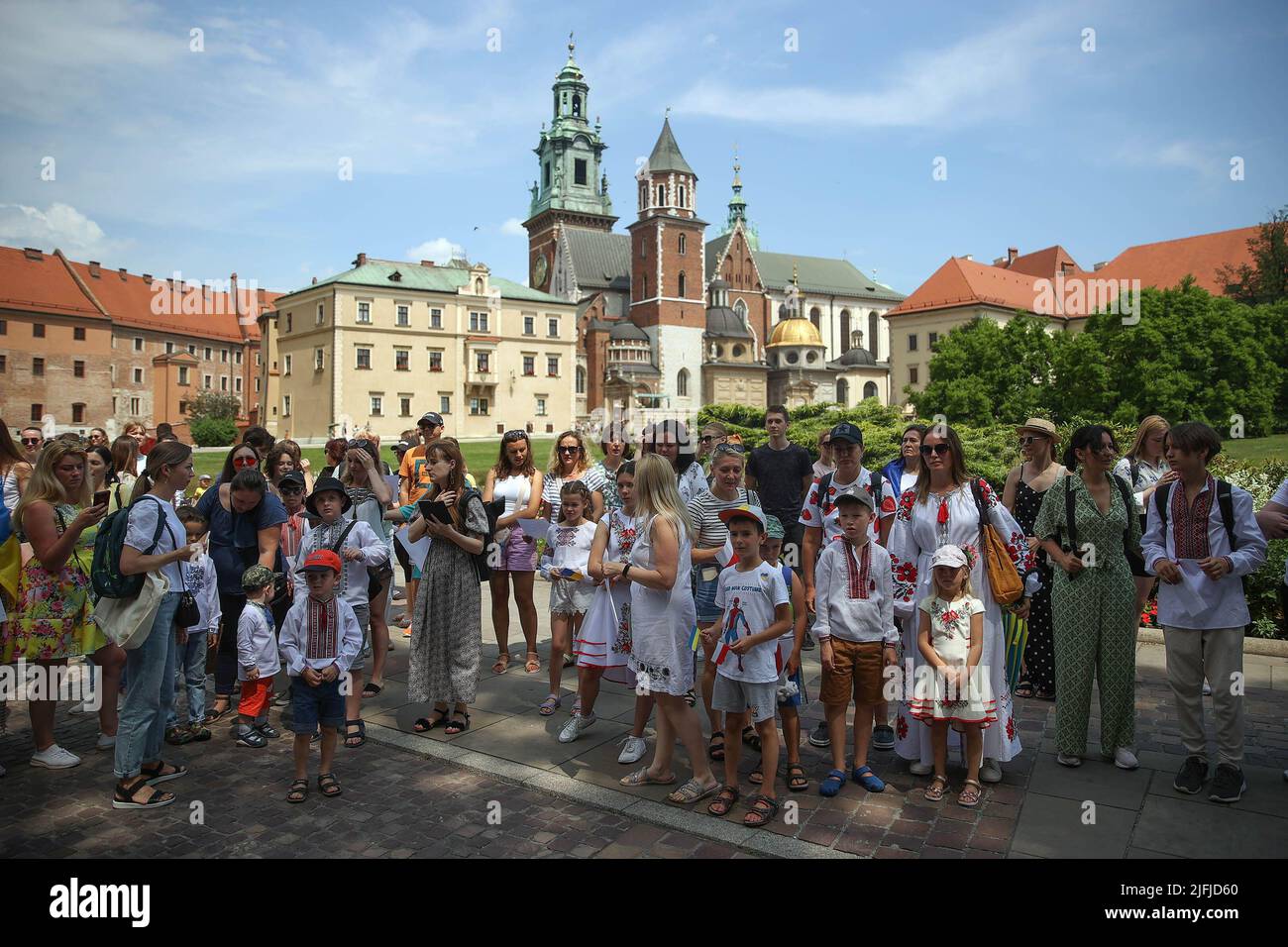 Cracovia, Polonia. 28th giugno 2022. Le persone si riuniscono per cantare durante il tentativo di rottura record. La folla si radunò al Castello di Wawel a Cracovia nel tentativo di rompere il record di cantare la canzone patriottica Ucraina 'Czerwona Kalina'. Credit: SOPA Images Limited/Alamy Live News Foto Stock