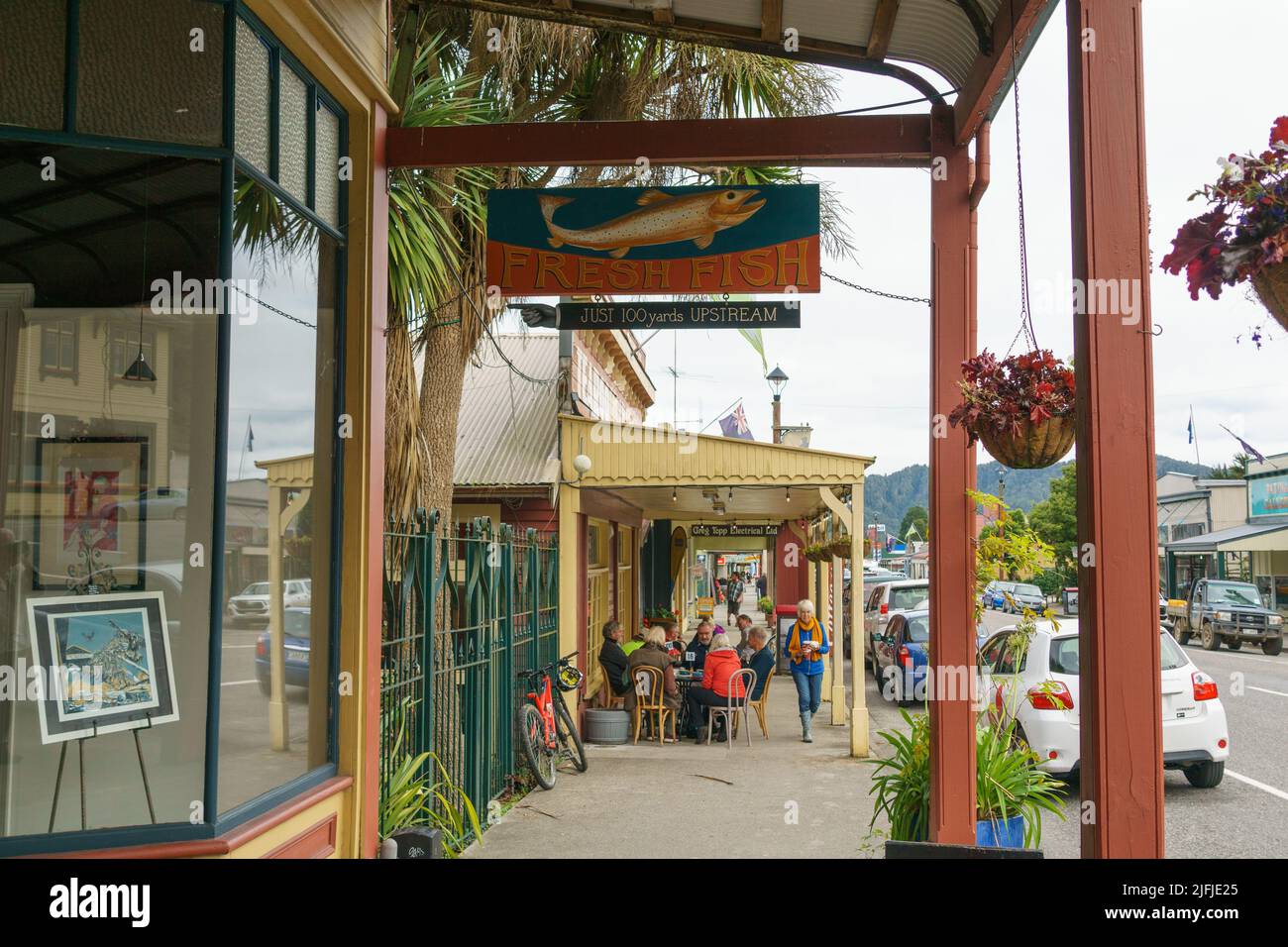 Reefton Nuova Zelanda - Maggio 4 2022; Visualizza lungo il sentiero sotto le verande del negozio di beni e caffè riproposto Foto Stock