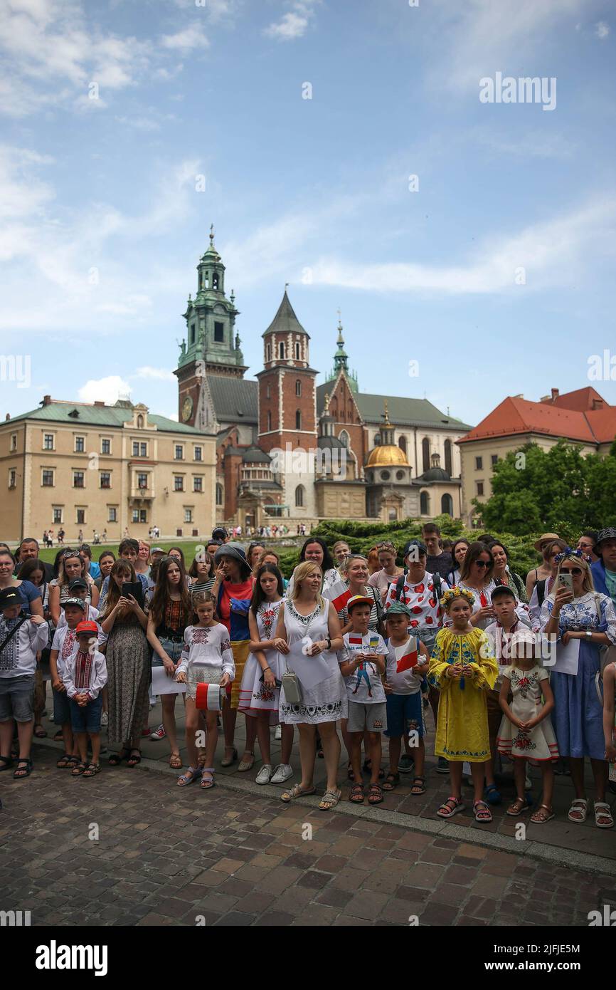 Cracovia, Polonia. 28th giugno 2022. Le persone si riuniscono per cantare durante il tentativo di rottura record. La folla si radunò al Castello di Wawel a Cracovia nel tentativo di rompere il record di cantare la canzone patriottica Ucraina 'Czerwona Kalina'. (Foto di Vito Corleone/SOPA Images/Sipa USA) Credit: Sipa USA/Alamy Live News Foto Stock