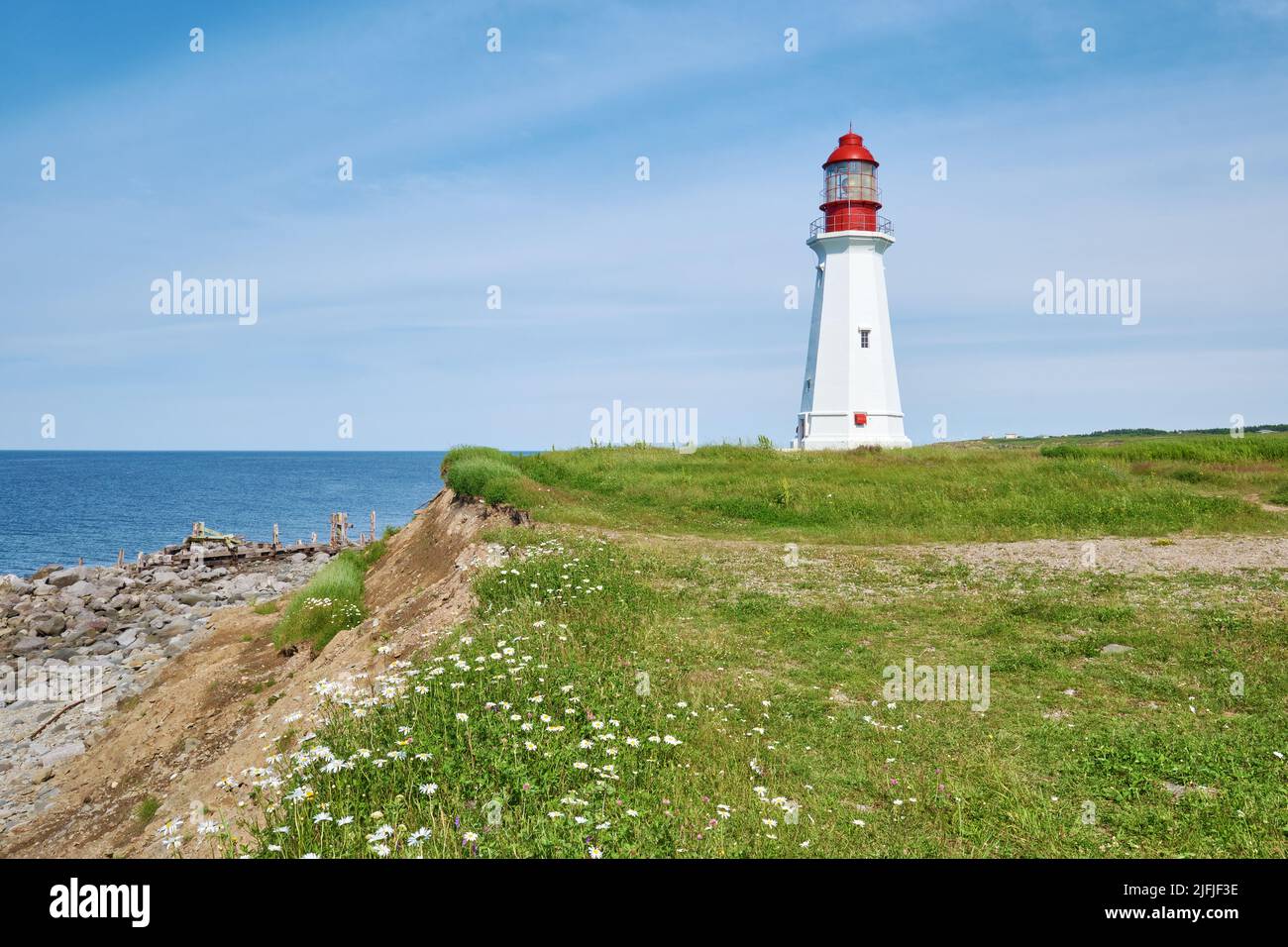 Il faro di Low Point si trova vicino a New Victoria Nova Scotia e segna l'ingresso orientale al porto di Sydney. Ancora in funzione oggi è acceso Foto Stock