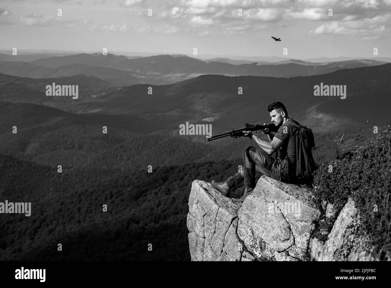 Hunter uomo. Cacciatore su gioco grande o piccolo gioco. Uomo con pistola. Hunter Target con vista laser. Corso di Educazione Hunter. Caccia in America Foto Stock