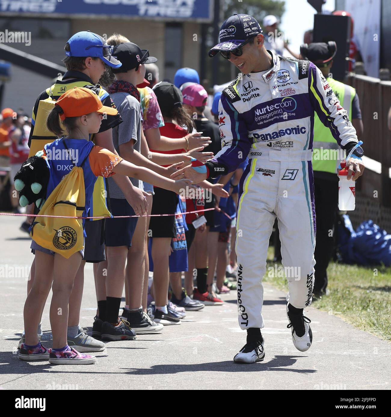 Akron, Stati Uniti. 03rd luglio 2022. Takuma Sato (51) è accolto dai fan dopo essere stato introdotto prima dell'inizio della Honda 200 al Mid Ohio Sports Course a Lexington, Ohio, Domenica 3 luglio 2022. Foto di Aaron Josefczyk/UPI Credit: UPI/Alamy Live News Foto Stock