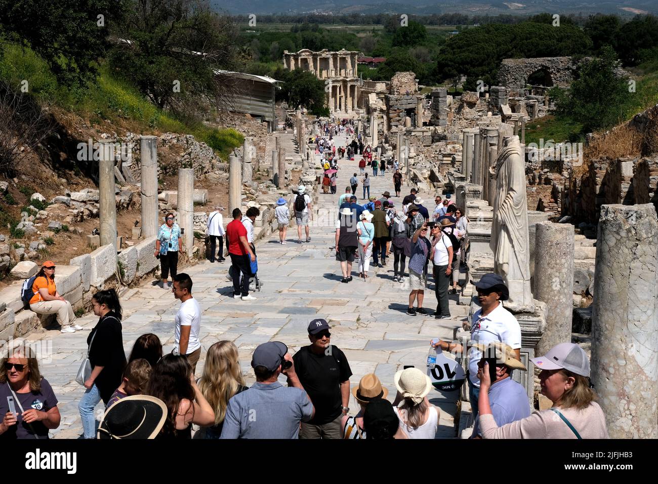 Folla che visita le rovine di Efeso in Turchia Foto Stock